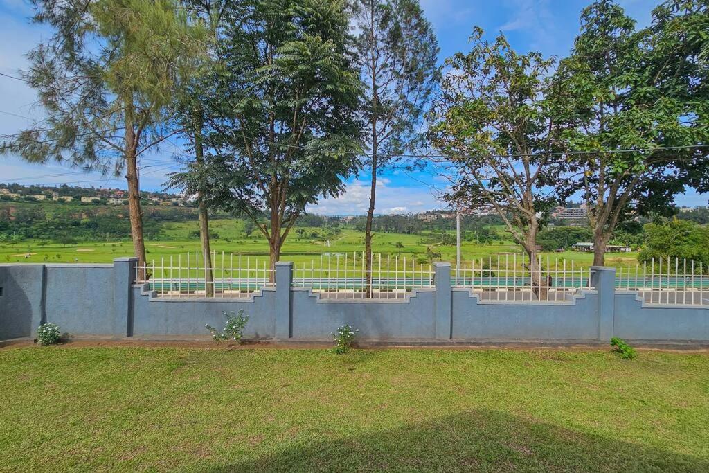 Complete 4-Bedroom House Facing Kigali Golf Course Extérieur photo