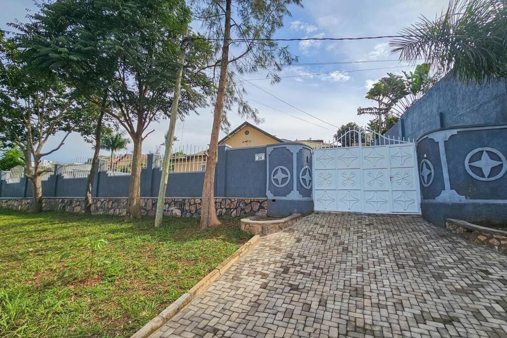 Complete 4-Bedroom House Facing Kigali Golf Course Extérieur photo