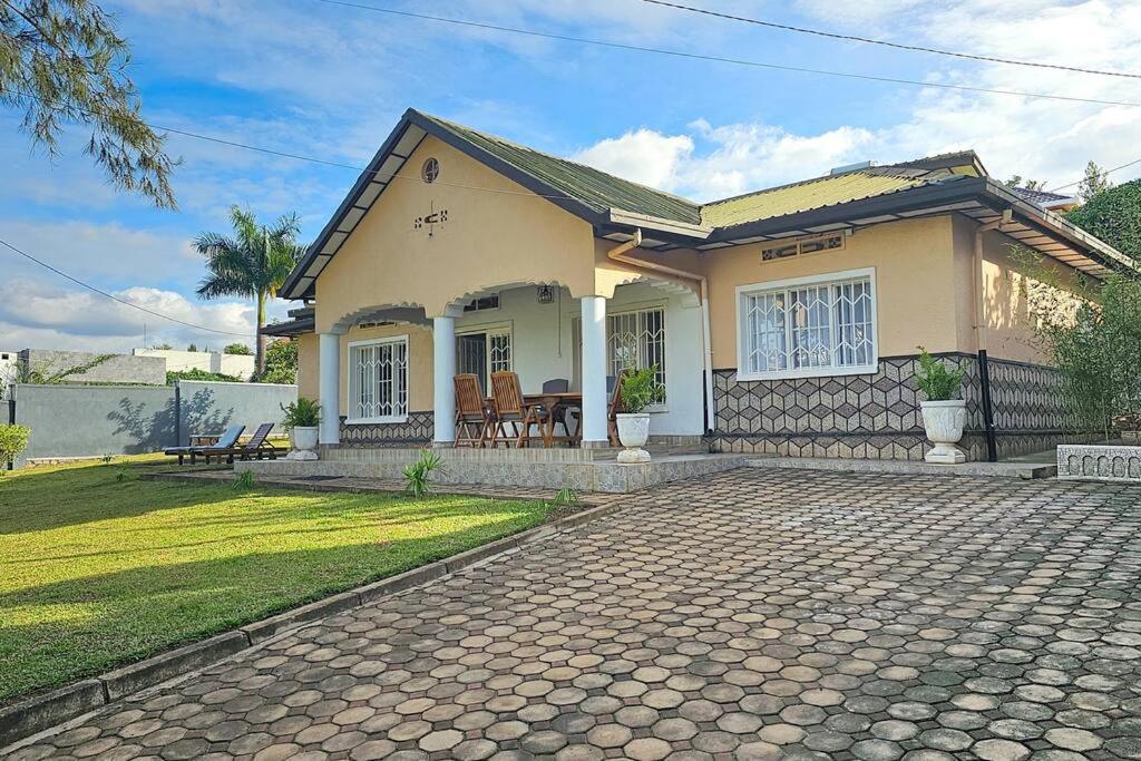 Complete 4-Bedroom House Facing Kigali Golf Course Extérieur photo