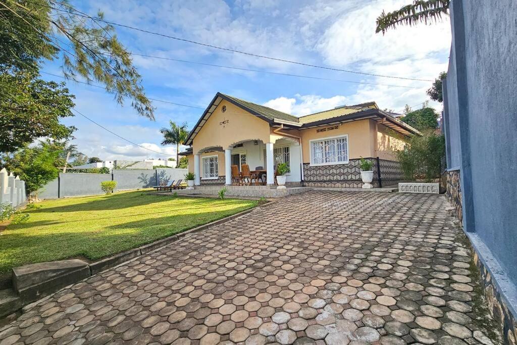 Complete 4-Bedroom House Facing Kigali Golf Course Extérieur photo