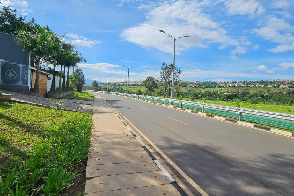 Complete 4-Bedroom House Facing Kigali Golf Course Extérieur photo